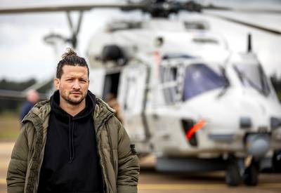 Kraantje Pappie springt uit helikopter, Manuel lakt zijn nagels