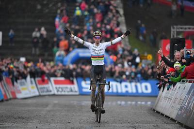 Van Aert deelt tikje uit aan Van der Poel