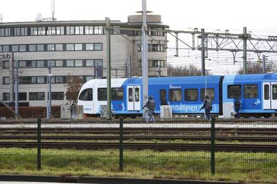 Politie pakt vijf verdachten op station Zwolle, man met bijl aangehouden