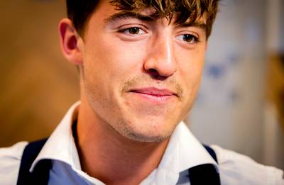 Lil Kleine met peperdure champagne en telefoon in auto: Rij veilig