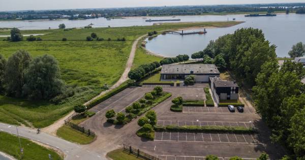 Voormalig restaurant Paviljoen Waalzicht in Tuil staat te koop