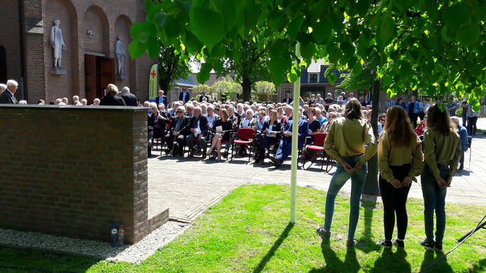 De dodenherdenking bij het monument in Ewijk.