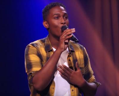 Patatbakker Lyall maakt vierklapper in The Voice: ‘Hele liedje kippenvel’