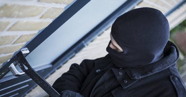 Zilveren munten gestolen bij inbraken via slaapkamerramen in Berg en Dal