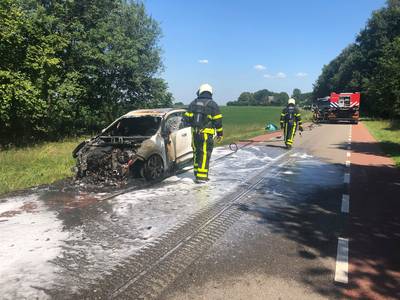 Auto brandt volledig uit in Wouwse Plantage