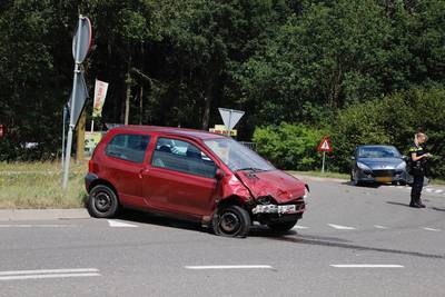 Auto's botsen op kruising in Haps