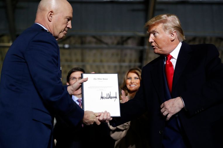 Jay Raymond (l) met president Trump.