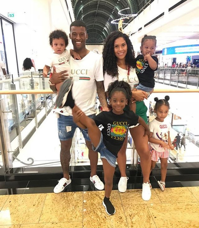 Wijnaldum met gezin in Dubai, Verhoeven op bezoek bij Sneijder