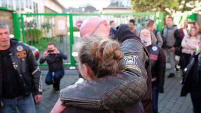 Bikers escorteren gepest meisje naar school na zelfmoordpoging
