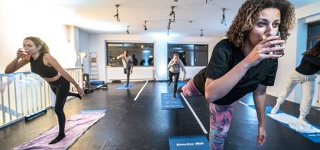 Sporten met een slok op, gin-tonic yoga als alternatief voor de vrijmibo: ‘Dit is het nieuwe uitgaan’