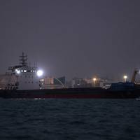 Schip in Straat van Hormuz aangevallen met ‘onbekend projectiel’ • Zeker 1.400 mensen vanuit Jemen naar Djibouti gevlucht voor oprukkende Houthi-rebellen