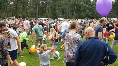 Honderden deelnemers verbreken wereldrecord ballonnentrappen
