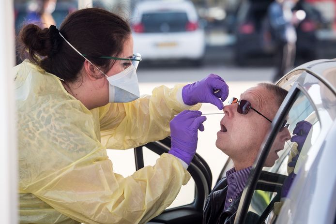 Verpleegkundige Eveline Berendsen neemt een coronatest af in de drive-through bij Veiligheidscentrum Spinel in Dordrecht.