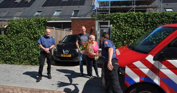 Brandweer deelt bloemetjes uit na olielekkage waardoor straat opengebroken moest worden.