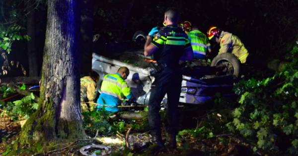 Dode bij ongeluk in Oost-Brabant, auto over de kop geslagen.