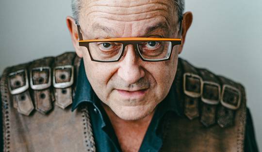 Tom Lanoye over ‘ReinAard’ en verworven rechten onder druk: ‘Allah heeft de manosfeer niet uitgevonden’