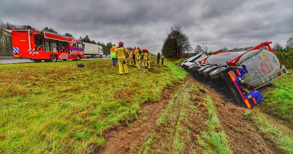 Tankwagen belandt in de sloot langs de A67 bij Steensel - Eindhovens Dagblad