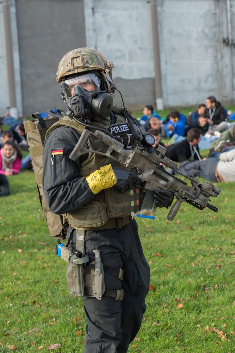 Elite-agenten bevrijden 300 mensen | Ranst | Regio | HLN