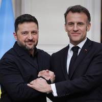 Zeker drie doden in Kiev na Russische aanval • Zelensky waarschuwt: opheffing Amerikaanse oliesancties versterkt Moskou