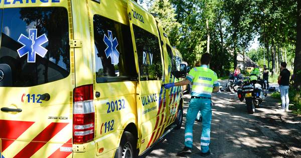 Fietsster en scooterrijdster gewond door aanrijding in Breda.