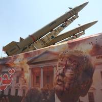 Nieuwe banner in Teheran toont bebloede Trump: ‘We zullen je doden’ • Iran: ‘Droneaanval uitgevoerd op Amerikaanse basis in Koeweit’