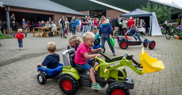Fietsers nemen massaal kijkje bij boeren in Fleringen en Reutum - Tubantia