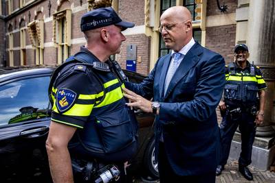 Grapperhaus geeft gehoor aan oproep politiechef, agenten krijgen taser: ‘Eerst zien, dan geloven’