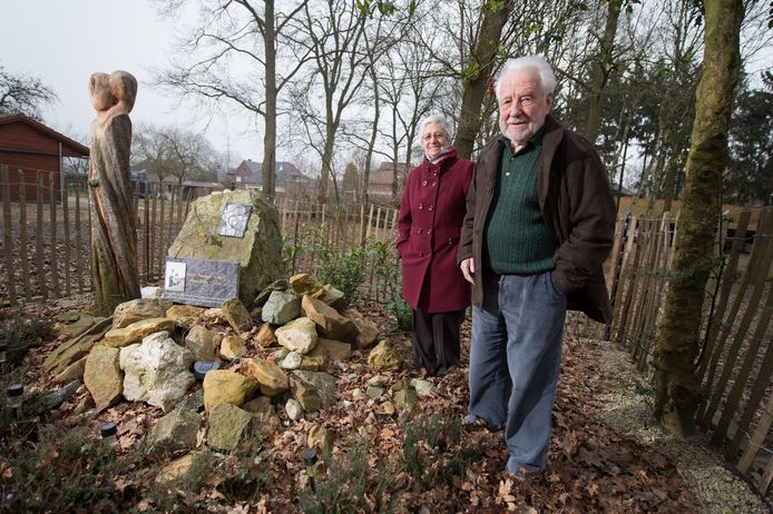 Bejaard Koppel Graaft Eigen Graf In Tuin Genk Hln Be