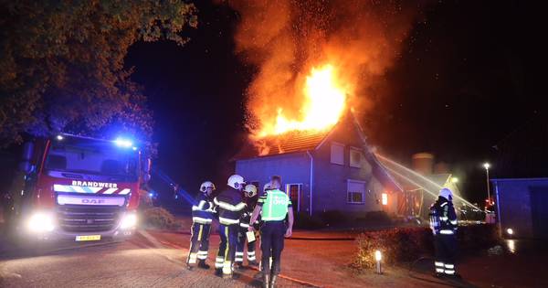Grote brand in boerderij in Vinkel, brandweer voorkomt ontvlammen schuur met 110 kalfjes erin