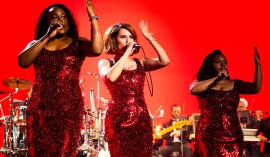 Raye trippelde in de AFAS Dome op blote voeten naar werelddominantie ★★★★★