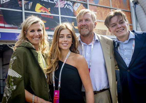 Koningspaar met prinses Alexia en graaf Claus bij de Formule 1 in Zandvoort