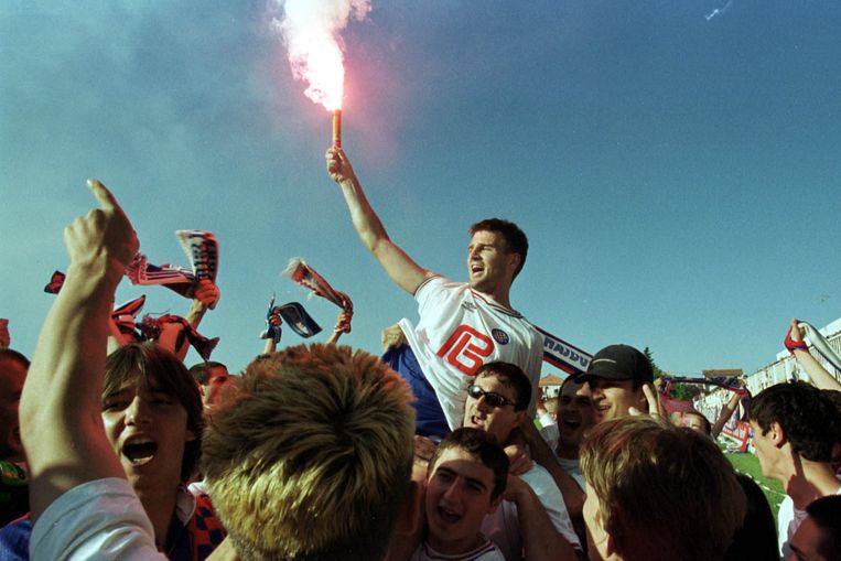 Op handen gedragen door de fans, na de landstitel met Hajduk Split in 2001.