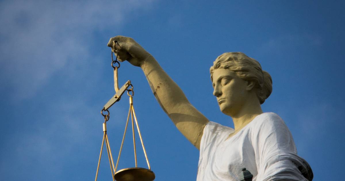 Zeer brute overval op bejaarde Arnhemse: zeven jaar cel voor man die haar trap af sleurde en bedreigde .