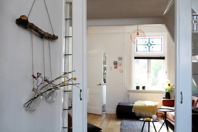 Recycle je glazen potjes en gebruik ze als wanddecoratie