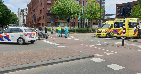 Scooterrijder raakt gewond na botsing met fietser voor de Alphatoren in Enschede.