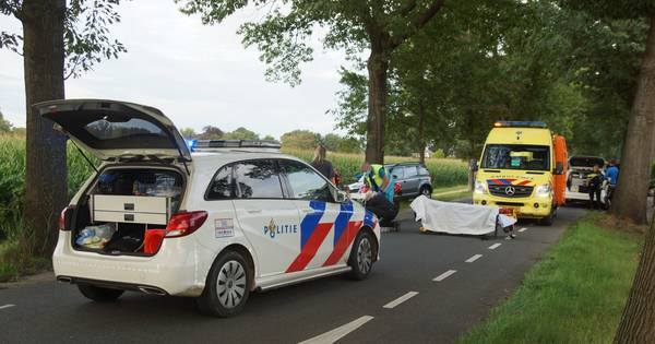 Motorrijder en twee fietsers botsen in 's-Gravenmoer - BN DeStem