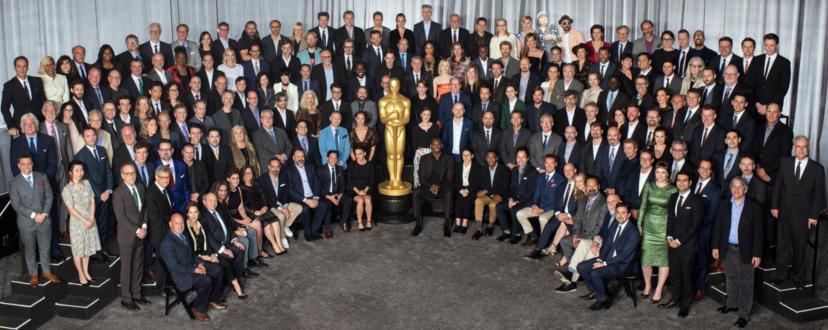 Jaarlijkse Oscarfoto gaat giga viral vanwege kartonnen regisseuse