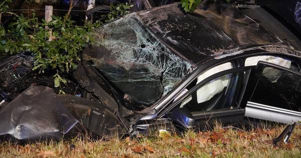 Automobilist naar ziekenhuis na ernstig ongeluk op Bredaseweg in Baarle-Nassau, weg afgesloten.