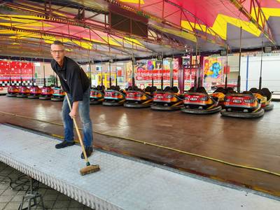 Botsen in nieuwe auto's op de kermis in Ewijk