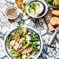 Zo klaar, gezond én lekker: deze zomerse salade met geroosterde gemsla