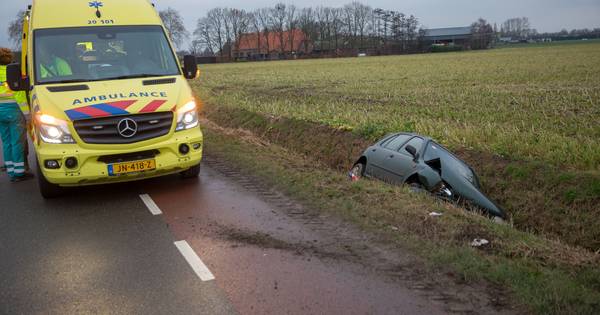 Vrouw slipt met auto en belandt in de sloot in Wouwse Plantage