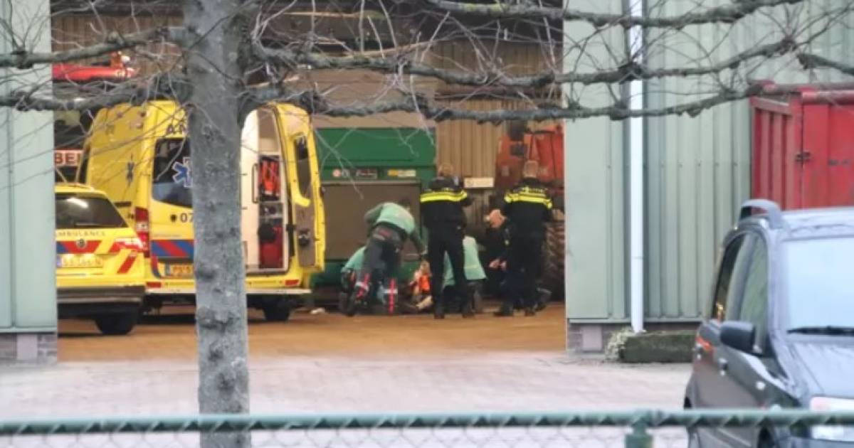 Man raakt zwaargewond door ongeluk bij grondverzetbedrijf.