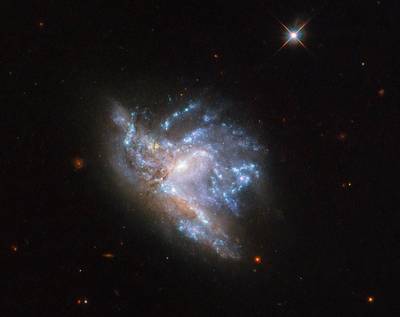 Ruimtetelescoop Hubble maakt haarscherpe foto van botsende sterrenstelsels