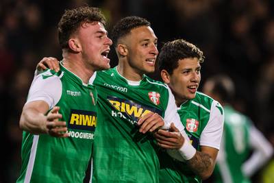 Steward stuurt zoenende voetbalvrouw naar de tribune