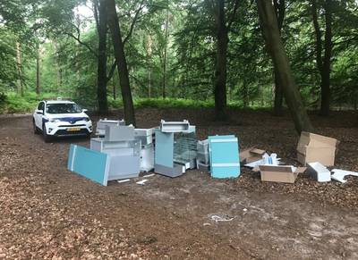 Opmerkelijke dumping in het Edese bos: waar komen deze juwelierskasten vandaan?