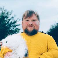 Comedian William Boeva over opgroeien met een beperking: ‘Het besef dat mijn leven er altijd anders zou uitzien, heeft me in een diep zwart gat geduwd’