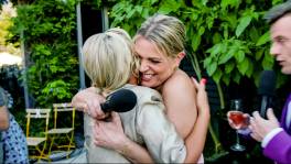 Hartsvriendinnen Karen & Kathleen delen innige knuffel