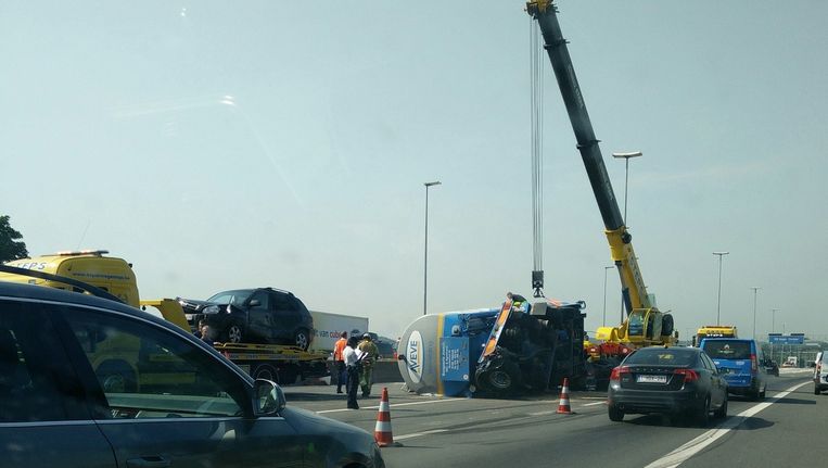 Ellende Op Brusselse Ring Door Gekantelde Vrachtwagen Binnenland