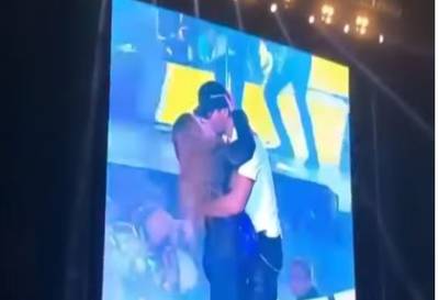 Enrique Iglesias zoent megafan vol op haar mond