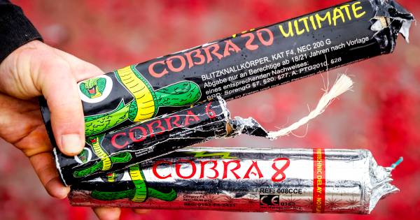 Politie slaat slag met illegaal #vuurwerk #Limburgers (37 en 24) gepakt met zevenhonderd kilo zeer explosief illegaal vuurwerk bij Deest .